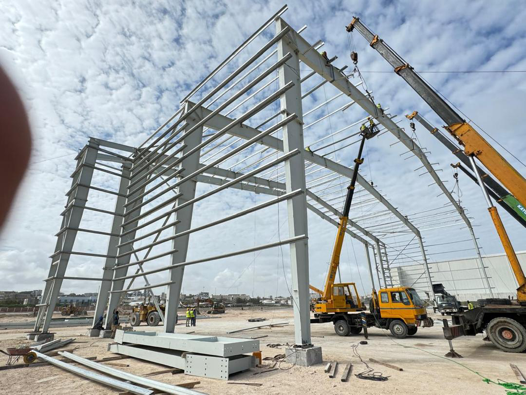 Montage de charpente métallique du hangar logistique de Dakar